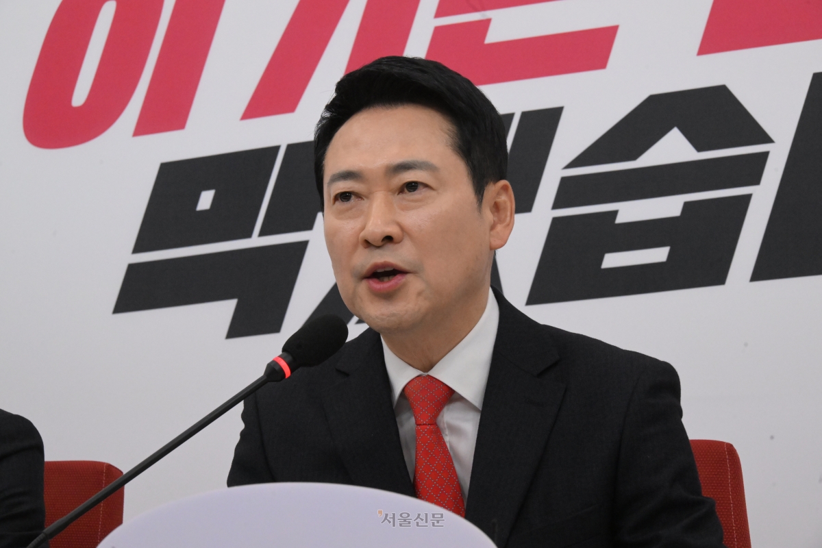 장동혁 국민의힘 대표가 12일 국회에서 이재명 대통령과의 오찬에 불참하는 것과 관련해 입장을 밝히고 있다. 2026.2.12 안주영 전문기자