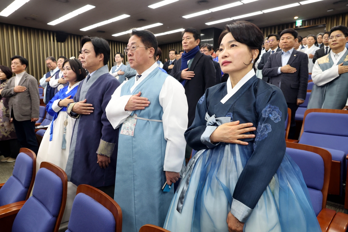 서미화(오른쪽부터), 문금주, 김현정, 백승아 더불어민주당 의원 등이 12일 국회에서 열린 의원총회에서 국민의례를 하고 있다. 뉴시스