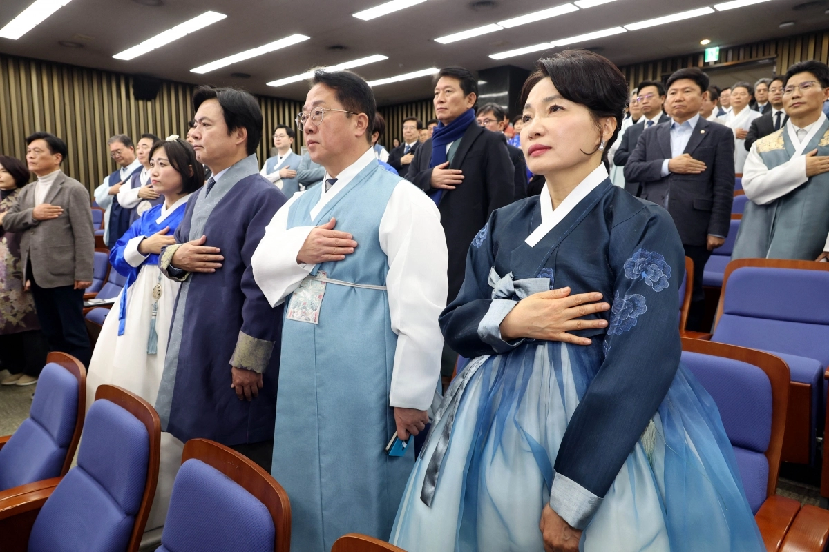 서미화(오른쪽부터), 문금주, 김현정, 백승아 더불어민주당 의원 등이 12일 국회에서 열린 의원총회에서 국민의례를 하고 있다. 뉴시스