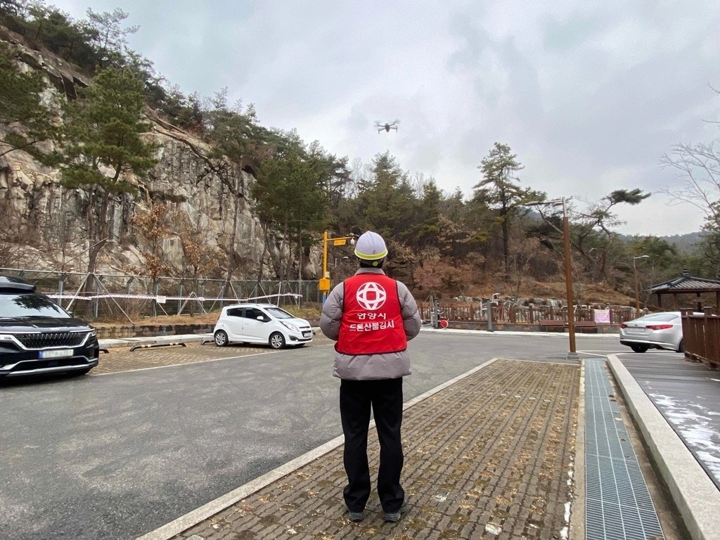 2025년 12월 비봉산 힐링공원에서 안양시 관계자가 드론을 통해 산불 예방 활동을 하고 있다. (안양시 제공)