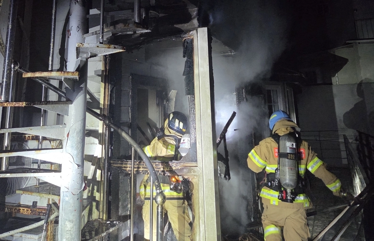 17일 오전 제주 조천읍 단독주택 화재 현장에서 소방관들이 화재를 진압하고 있다. 제주도 소방안전본부