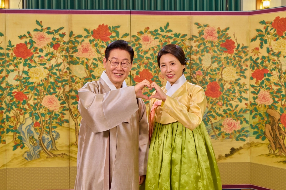 이재명 대통령과 김혜경 여사가 청와대에서 병오년 설 명절 인사를 하고 있다. 2026.2.17 청와대 제공