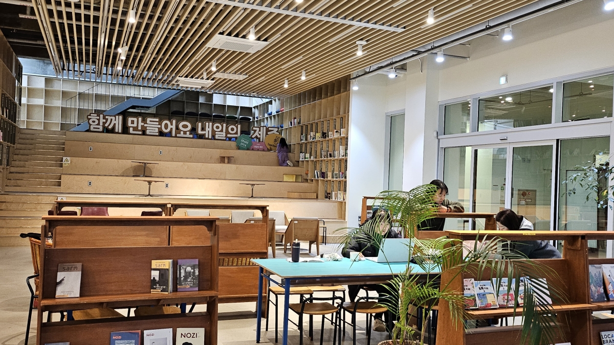 제주도는 유치원·어린이집 자녀를 둔 공직자가 자녀와 함께 출근할 수 있는 ‘어나더+ 아이함께’ 프로그램을 오는 23일부터 27일까지 운영한다. 사진은 프로그램을 운영하는 제주소통협력센터. 제주 강동삼 기자