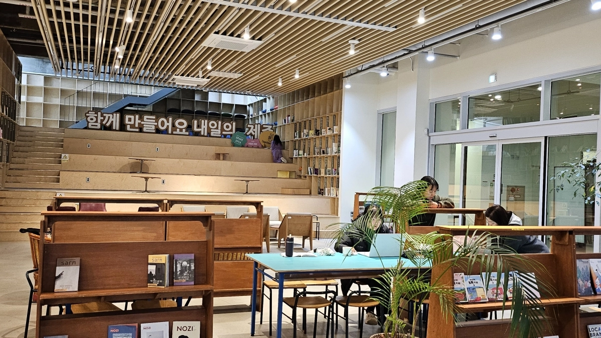 제주도는 유치원·어린이집 자녀를 둔 공직자가 자녀와 함께 출근할 수 있는 ‘어나더+ 아이함께’ 프로그램을 오는 23일부터 27일까지 운영한다. 사진은 프로그램을 운영하는 제주소통협력센터. 제주 강동삼 기자