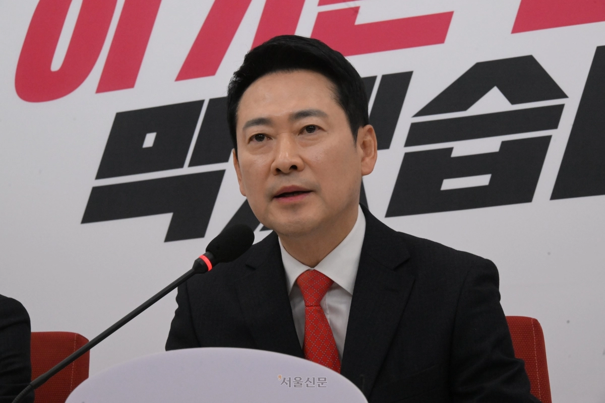 국민의힘 장동혁 대표가 12일 국회에서 이재명 대통령과의 오찬에 불참하는 것과 관련해 입장을 밝히고 있다. 2026.2.12 안주영 전문기자