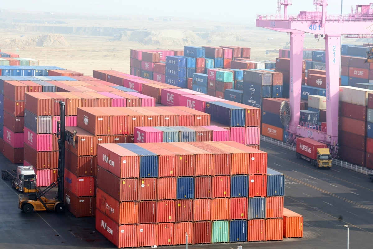 지난 11일 인천신항 컨테이너 터미널에 수출입 컨테이너가 쌓여 있는 모습.  2026.2.11/뉴스1