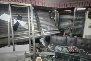 훔친 차로 금은방 돌진…문 부수고 귀금속 절도 40대 검거