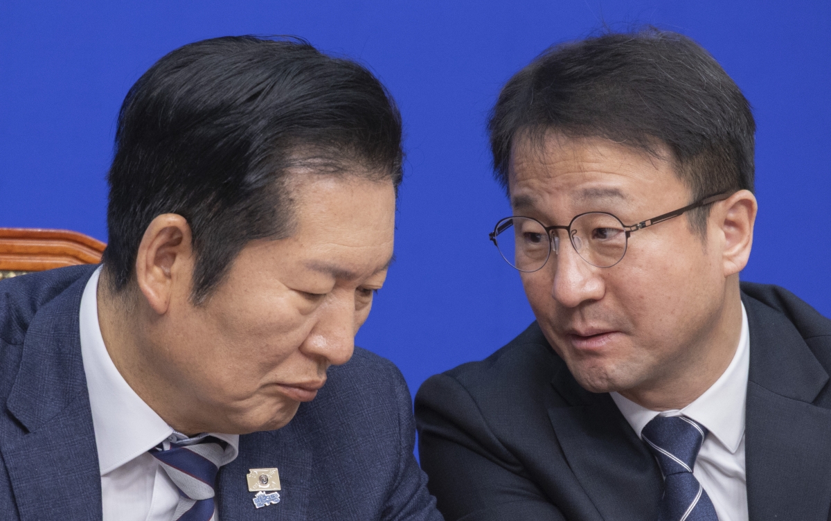 더불어민주당 정청래 대표(왼쪽)와 한병도 원내대표가 지난 13일 국회에서 열린 최고위원회의 도중 대화하고 있다. 2026.2.13 연합뉴스