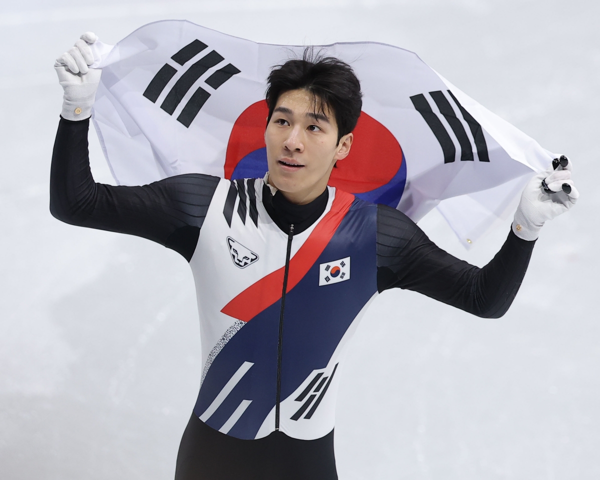 태극기 들고 트랙 누비는 황대헌