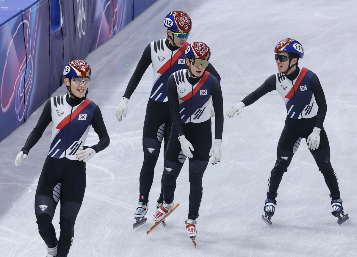 한국 남자 쇼트트랙 국가대표팀이 16일(한국시간) 이탈리아 밀라노 아이스스케이팅 아레나에서 열린 2026 밀라노-코르티나담페초 동계올림픽 남자 5000m 계주 준결선에서 1위를 차지한 뒤 기뻐하고 있다. 왼쪽부터 임종언, 신동민, 이정민, 이준서. 밀라노 연합뉴스