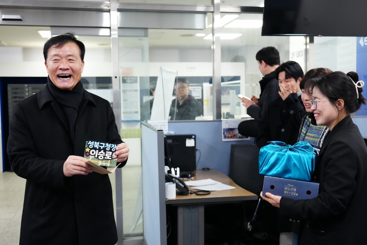 이승로(왼쪽) 성북구청장이 구청 종합상황실 비상근무 직원들을 격려하기 위해 간식을 건넨 후 받은 손편지를 들고 웃고 있다. 성북구 제공