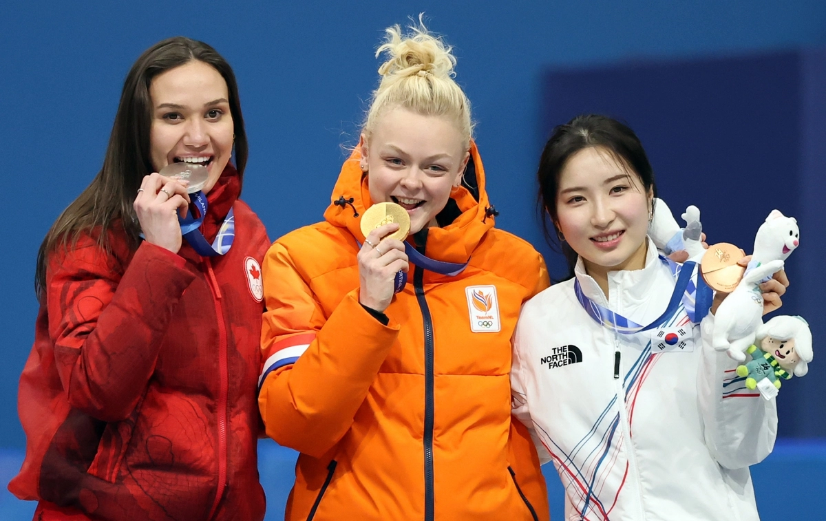 한국 쇼트트랙 국가대표 김길리(오른쪽)가 16일(한국시간) 이탈리아 밀라노 아이스스케이팅 아레나에서 열린 2026 밀라노·코르티나담페초 동계올림픽 여자 1000m 시상대에 올라 1위 산드라 벨제부르(네덜란드)와 2위 코트니 사로(캐나다)와 함께 기뻐하고 있다. 밀라노 뉴스1