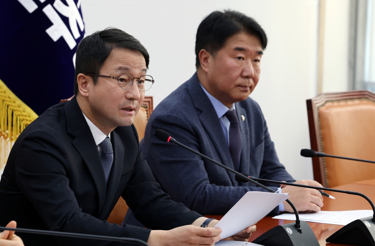 한병도(왼쪽) 더불어민주당 원내대표가 18일 국회에서 설 민심 및 향후 과제 관련 기자간담회를 갖고 있다. 2026.2.18 연합뉴스