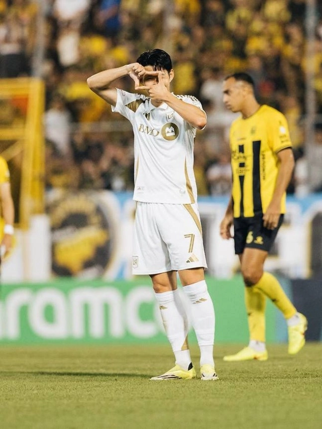 손흥민이 18일(한국시간) 온두라스 프란시스코 모라산 스타디움에서 열린 2026 북중미카리브축구연맹(CONCACAF) 챔피언스컵 1라운드 레알 에스파냐와의 원정경기에서 ‘찰칵’ 세리머니를 하고 있다. LAFC 인스타그램 캡처