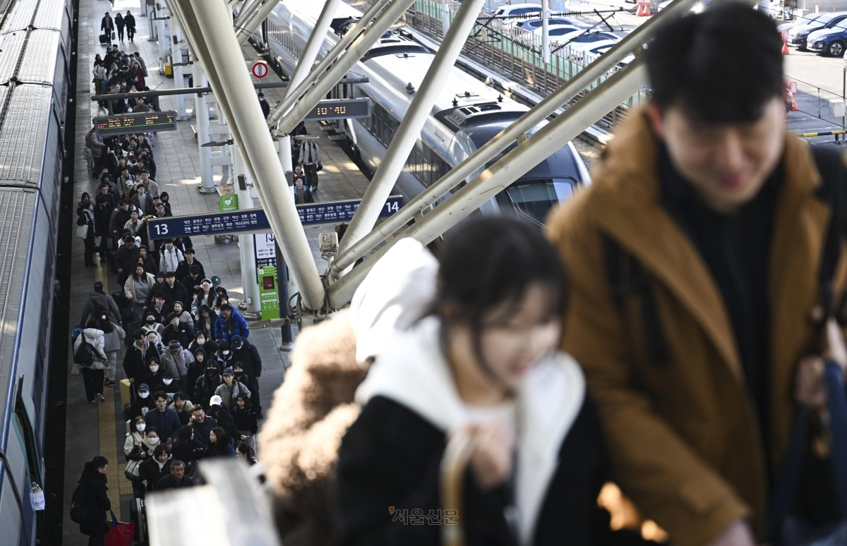 귀경객들이 설 연휴 마지막 날인 18일 서울역에서 열차에서 내려 이동하고 있다. 2026.2.18 이지훈 기자