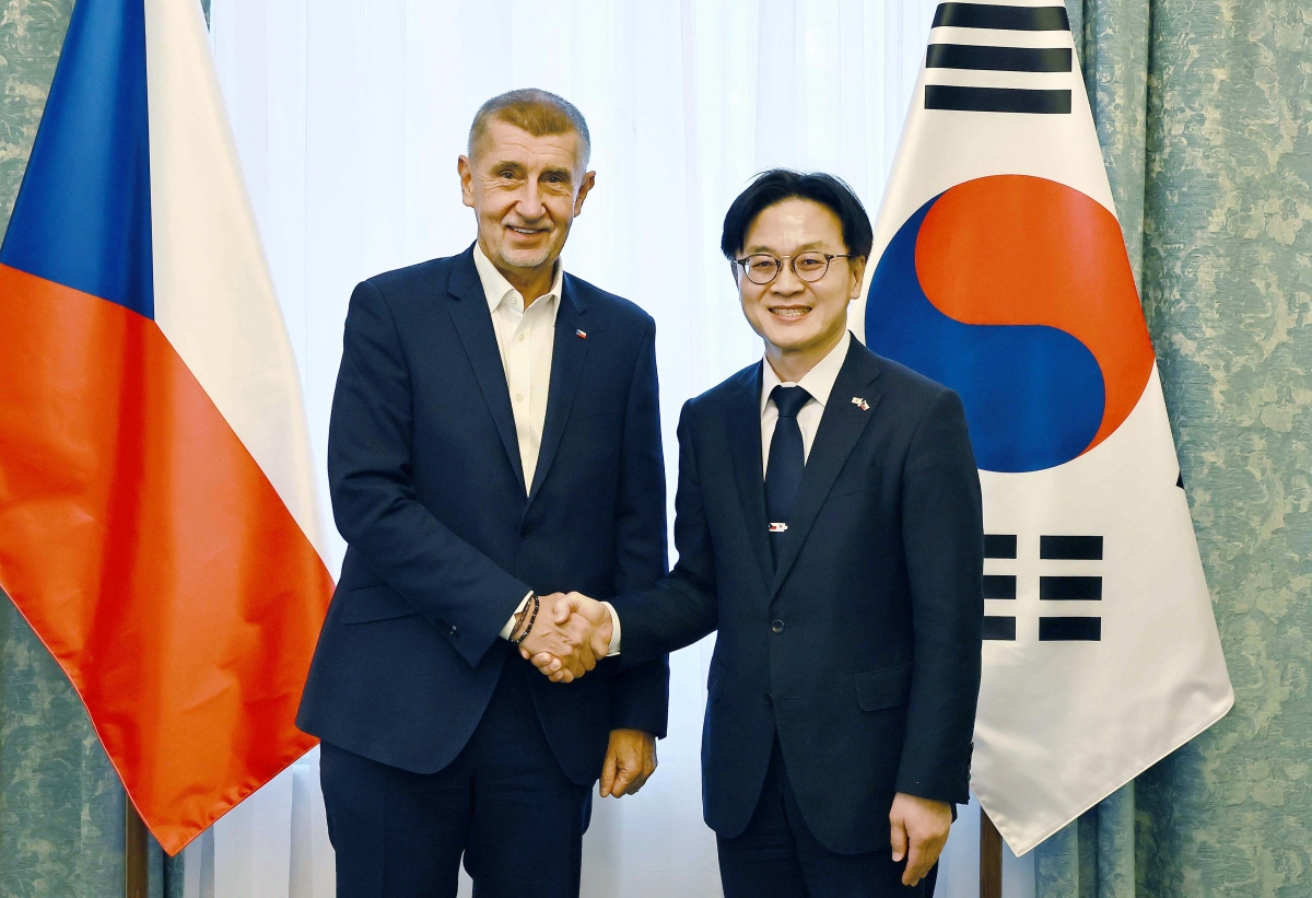 김정관 산업통상부 장관이 지난 16일 체코 프라하를 찾아 체코 원전 건설 사업 방안을 논의하고 안드레이 바비시 신임 총리와 기념사진을 촬영하고 있다. 산업통상부