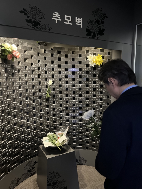 대구 중구청장에 출마한 정장수 전 대구시 경제부시장이 18일 1호선 중앙로역에 있는 2·18 지하철 화재 참사 기억공간을 찾아 헌화한 뒤 참배하고 있다. 정장수 전 부시장 측 제공