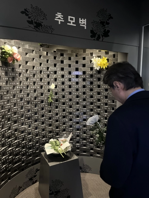 대구 중구청장에 출마한 정장수 전 대구시 경제부시장이 18일 1호선 중앙로역에 있는 2·18 지하철 화재 참사 기억공간을 찾아 헌화한 뒤 참배하고 있다. 정장수 전 부시장 측 제공