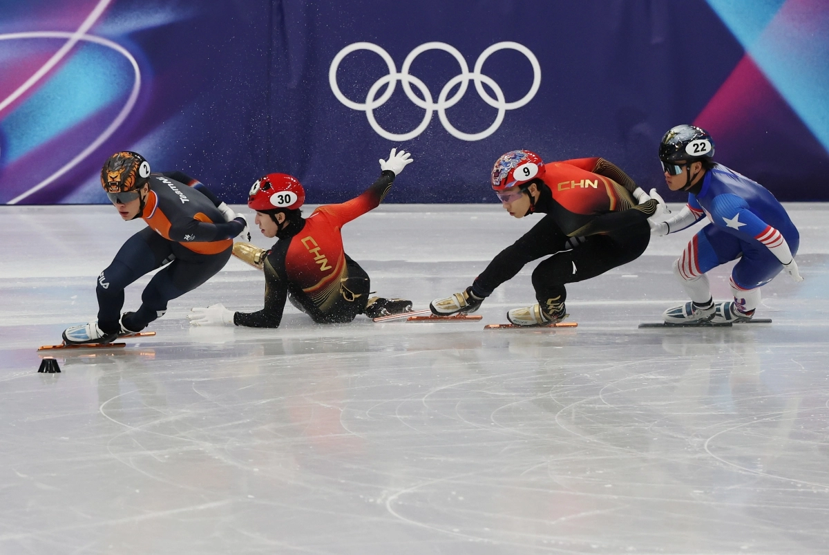 지난 14일(현지시간) 이탈리아 밀라노 아이스스케이팅 아레나에서 열린 2026 밀라노-코르티나담페초 동계올림픽 쇼트트랙 남자 1500m 준준결승에서 중국 린샤오쥔이 넘어지고 있다. 2026.2.15 연합뉴스