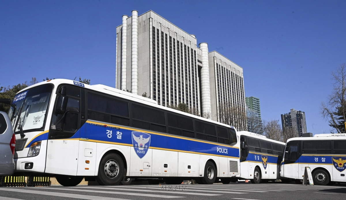 서울중앙지법 형사합의25부(부장판사 지귀연)는 오는 19일 비상계엄 선포 443일 만에 내란 우두머리 혐의 사건 선고공판을 진행한다. 경찰 버스가 선고일을 하루 앞둔 18일 서울 서초구 서울중앙지방법원 청사 주변에 주차돼 있다. 2026.2.18 이지훈 기자