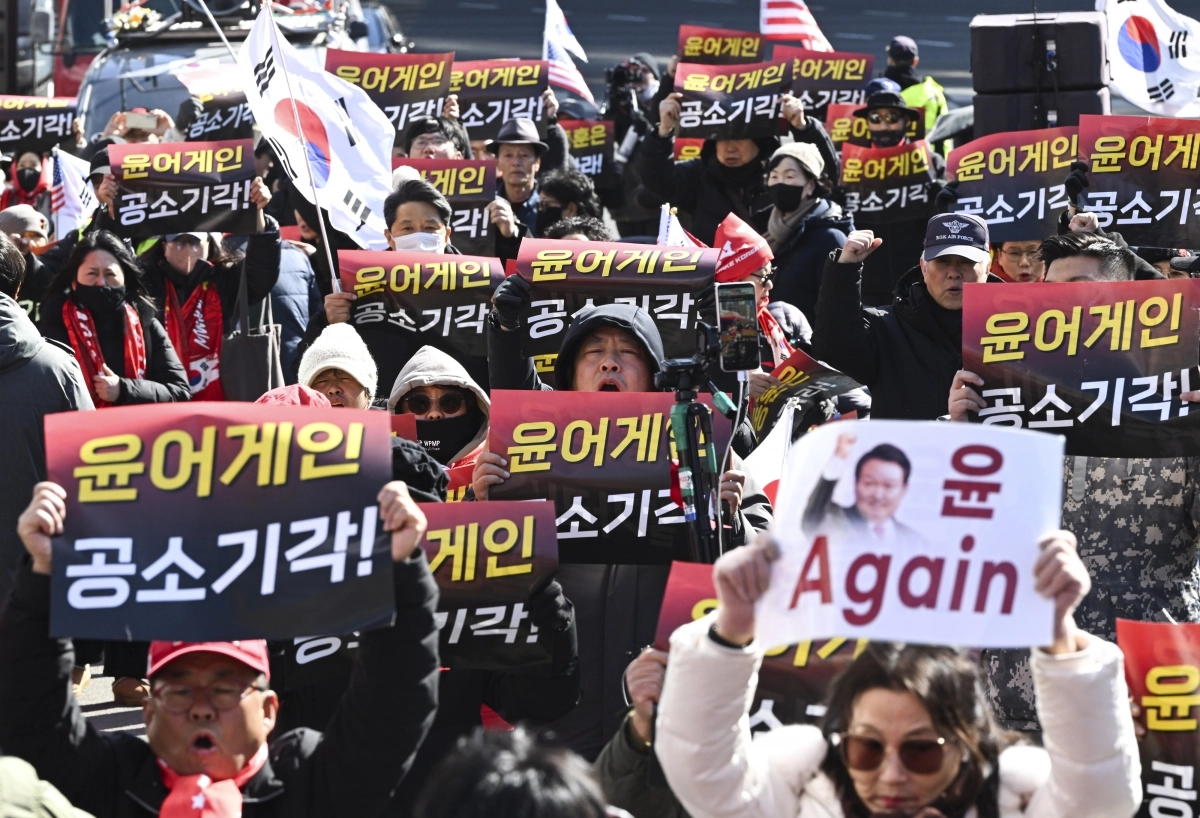 신자유연대 등 참석자들이 윤석열 내란 우두머리 혐의 선고일을 하루 앞둔 18일 서울 서초구 서울중앙지방법원 앞에서 피켓을 들고 윤 전 대통령을 향한 법원의 공소 기각을 촉구하고 있다. 2026.2.18 이지훈 기자