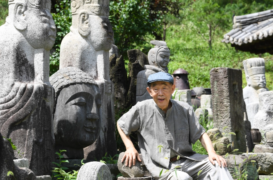 2017년 경기도 광주에 있는 얼굴 박물관에서 서울신문과 인터뷰 한 김정옥 연출가. 한국 현대 연극의 기틀을 다지고 얼굴 박물관을 개관하며 ‘뮤지엄 시어터’를 추구한 그는 당시 80대 중반의 나이에도 끊임없는 실험과 열정에 대한 아이디어를 쏟아냈다. 서울신문 DB