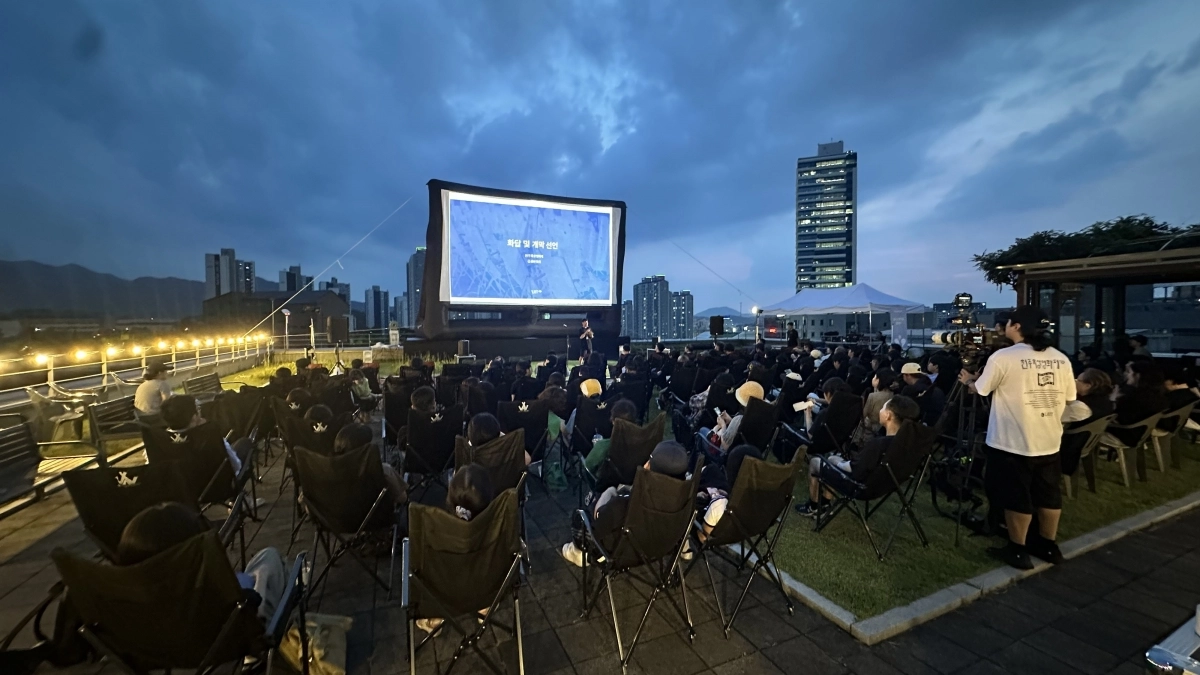 지난해 여름 열린 강원 원주옥상영화제 모습. 강원문화재단 제공