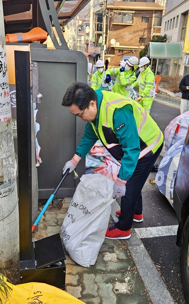 박일하 동작구청장이 18일 동작구 상도동 일대 빌라 밀집지역 이면도로에서 동작구 환경공무관들과 생활 쓰레기 수거 작업을 하고 있다. 동작구 제공