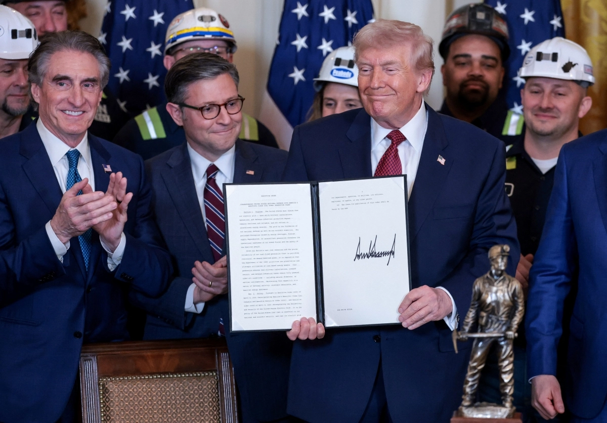 도널드 트럼프(앞줄 왼쪽 세 번째) 미국 대통령이 지난 11일(현지시간) 워싱턴DC 백악관에서 열린 석탄 에너지 관련 홍보 행사에서 군의 석탄발전소 전력 구매를 지시하는 행정명령 서명 문서를 들어 보이고 있다. 각국에 대미 투자를 압박하고 있는 트럼프 대통령은 이 자리에서 한국이 미국산 석탄 구입을 크게 확대할 것이라고 밝혔다.  워싱턴DC AFP 연합뉴스