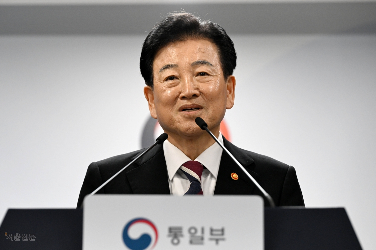 정동영 통일부 장관이 18일 정부서울청사에서 대북 무인기 침투 재발방지 대책을 발표하고 있다. 홍윤기 기자