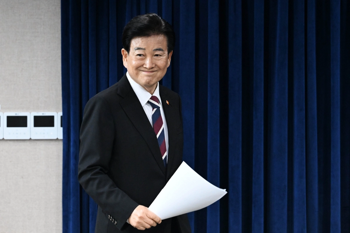 정동영 통일부 장관이 18일 서울 종로구 정부서울청사 브리핑룸에서 대북 무인기사건 재발방지대책을 발표하기 위해 입장하고 있다. 2026.2.18 홍윤기 기자