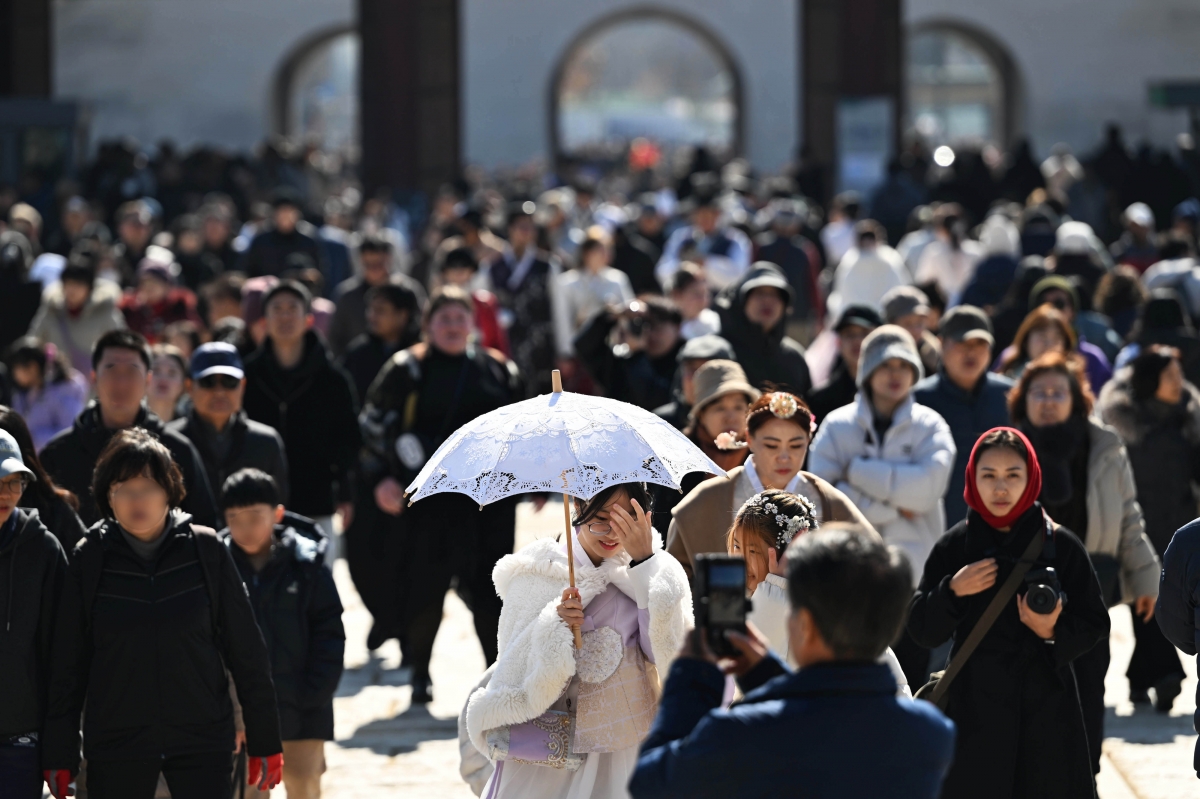 설 연휴 마지막날인 18일 서울 종로구 경복궁에서 시민들과 외국인 관광객들이 나들이를 하고 있다. 2026.2.18 홍윤기 기자