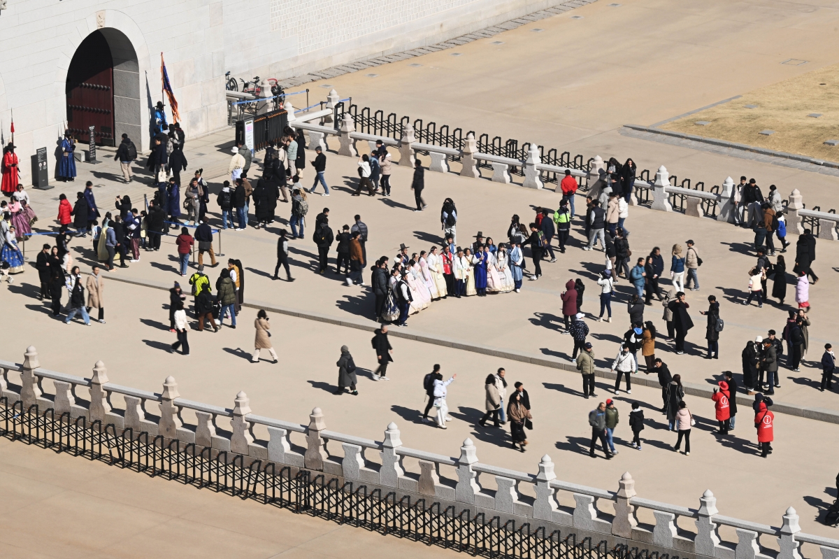 설 연휴 마지막날인 18일 서울 종로구 경복궁에서 시민들과 외국인 관광객들이 나들이를 하고 있다. 2026.2.18 홍윤기 기자