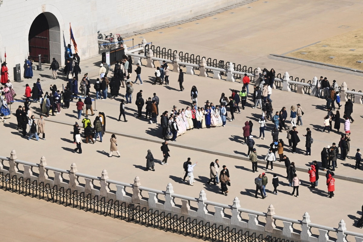 설 연휴 마지막날인 18일 서울 종로구 경복궁에서 시민들과 외국인 관광객들이 나들이를 하고 있다. 2026.2.18 홍윤기 기자