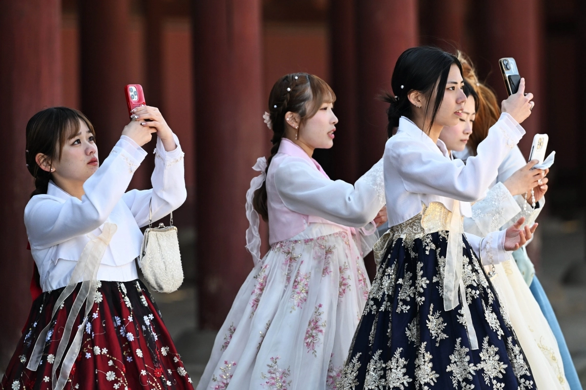설 연휴 마지막날인 18일 서울 종로구 경복궁에서 시민들과 외국인 관광객들이 나들이를 하고 있다. 2026.2.18 홍윤기 기자