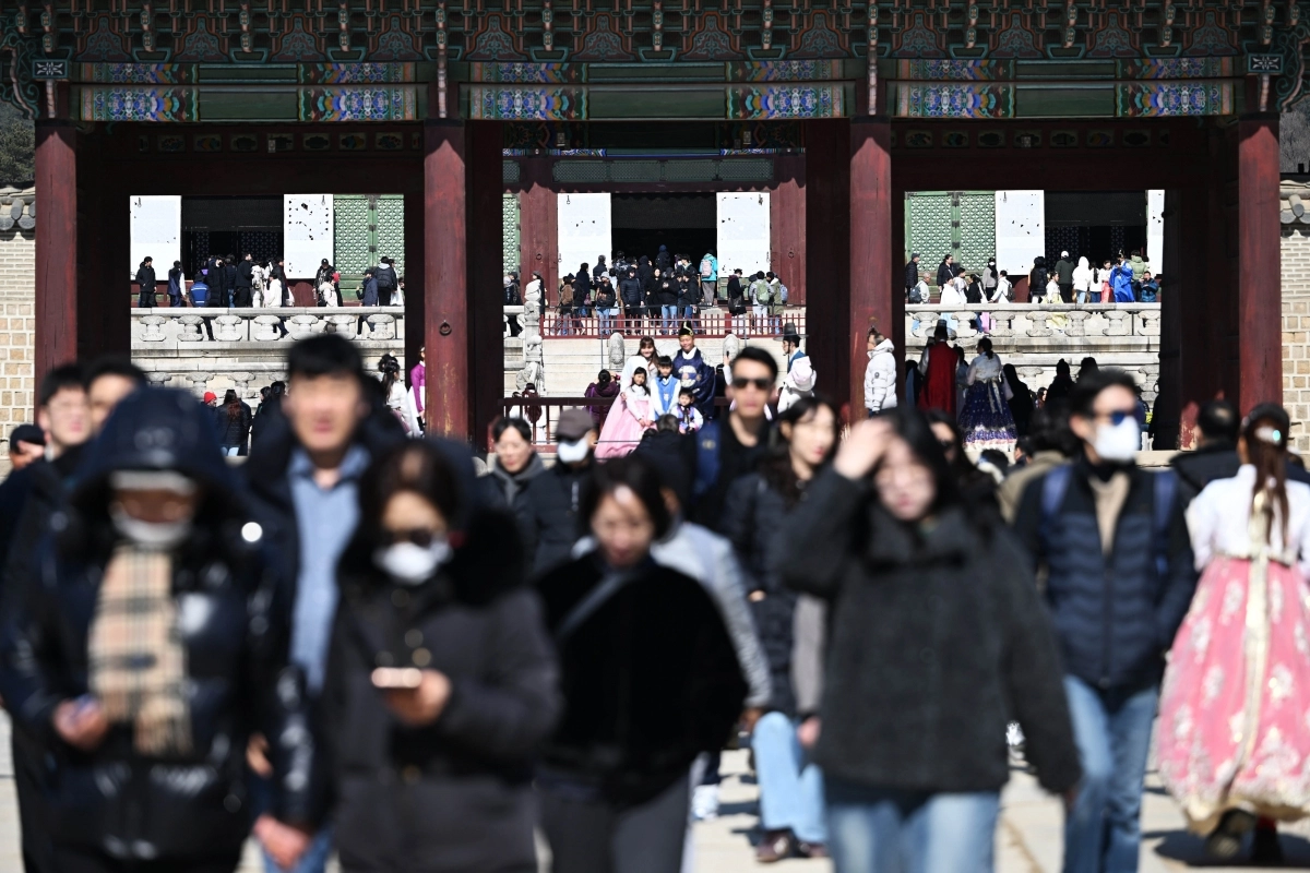 설 연휴 마지막날인 18일 서울 종로구 경복궁에서 시민들과 외국인 관광객들이 나들이를 하고 있다. 2026.2.18 홍윤기 기자