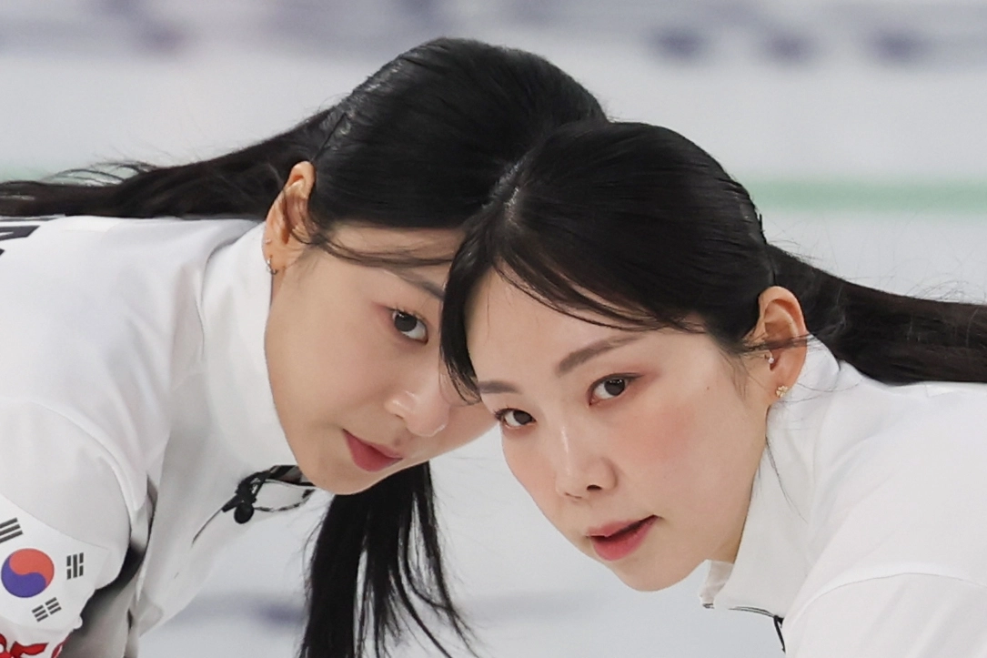 18일(현지시간) 이탈리아 코르티나담페초 컬링 올림픽 스타디움에서 열린 2026 밀라노ㆍ코르티나담페초 동계올림픽 컬링 여자 라운드로빈 한국과 스웨덴의 경기에서 김수지와 김민지가 스위핑하고 있다. 2026.2.18. 연합뉴스