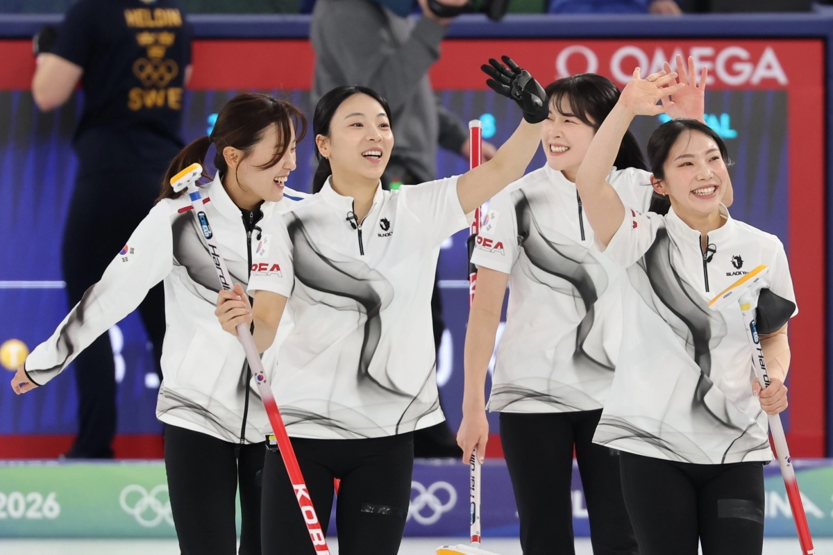 한국 여자 컬링 대표팀 선수들이 18일(한국시간) 이탈리아 코르티나담페초 컬링 올림픽 스타디움에서 열린 컬링 여자 라운드로빈 스웨덴과의 경기에서 8-3으로 승리한 뒤 환호하는 관중들에게 손을 흔들어 인사하고 있다. 연합뉴스