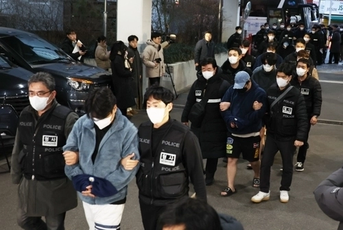 캄보디아 범죄조직의 범행에 가담했다가 국내로 강제 송환 후 압송된 한국인 피의자들이 23일 오후 부산 동래경찰서에 도착해 호송차에서 내리고 있다. 2026.1.23  연합뉴스