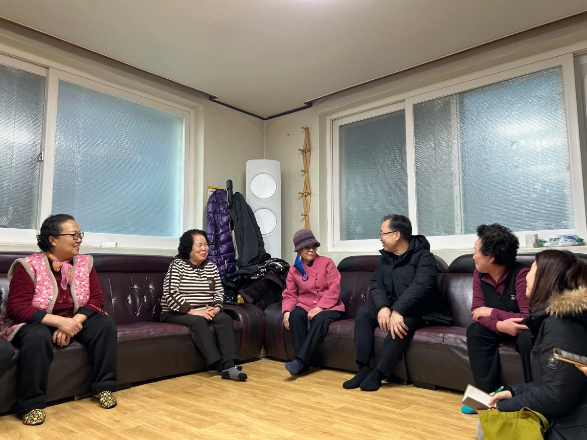 어르신들과 ‘스몰토크’ 유성훈(왼쪽 네 번째) 서울 금천구청장이 지난달 29일 가산동 우정경로당에서 어르신들과 대화하고 있다. 금천구 제공