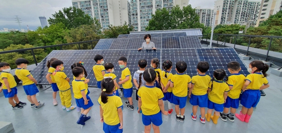 서울 노원구 상계동 노원에코센터에서 어린이들이 태양광에 대해 배우고 있다. 노원구 제공