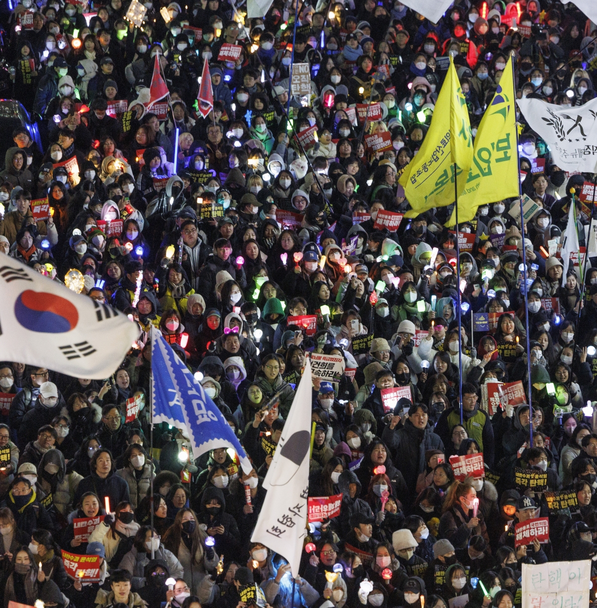 비상계엄 후폭풍이 계속되고 있는 11일 오후 서울 여의도 국회 앞에서 열린 윤석열 대통령 탄핵 촉구 촛불 집회 참가 시민들이 촛불과 응원봉을 들고 국민의힘 당사를 향해 행진하고 있다. 2024.12.11. 연합뉴스