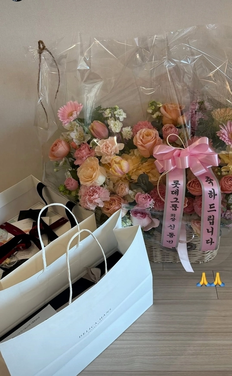 최가온이 소셜 미디어에 공개한 신동빈 회장의 선물.  연합뉴스