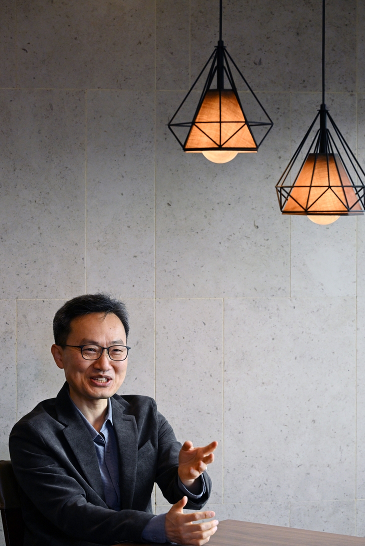 강기진 태극사상연구소 소장은 주역의 64괘는 인생의 국면마다 닥칠 수 있는 고난과 그 의미를 말한다고 한다. 의미를 알면 고난은 방향을 가진 시간이 되고, 변화는 두렵지 않게 된다. “누구나 살다 보면 변덕스러운 우연에 따귀를 얻어맞는 순간이 있습니다. 그때에도 하늘이 내게 묻는 길이 있음을 잊지 말아야 합니다. 주역은 그 길(道)에 대한 이야기입니다.”   도준석 전문기자