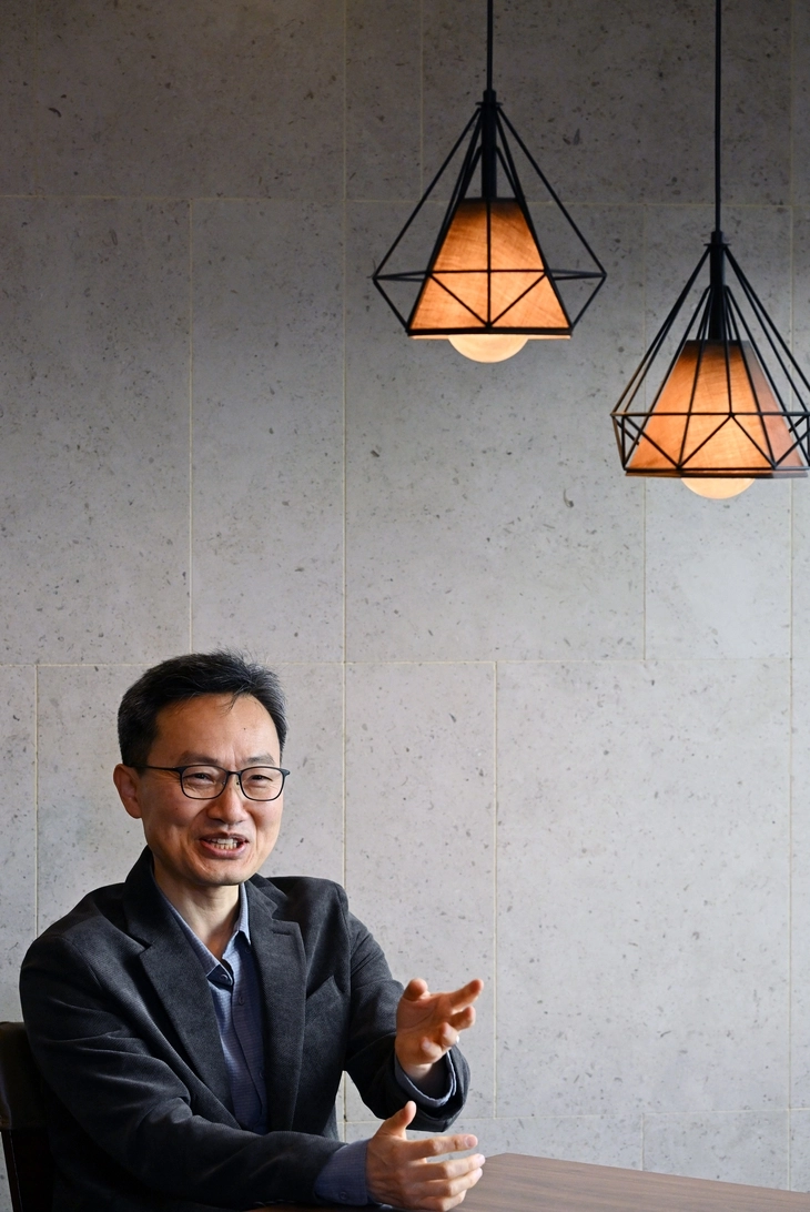 강기진 태극사상연구소 소장은 주역의 64괘는 인생의 국면마다 닥칠 수 있는 고난과 그 의미를 말한다고 한다. 의미를 알면 고난은 방향을 가진 시간이 되고, 변화는 두렵지 않게 된다. “누구나 살다 보면 변덕스러운 우연에 따귀를 얻어맞는 순간이 있습니다. 그때에도 하늘이 내게 묻는 길이 있음을 잊지 말아야 합니다. 주역은 그 길(道)에 대한 이야기입니다.”   도준석 전문기자