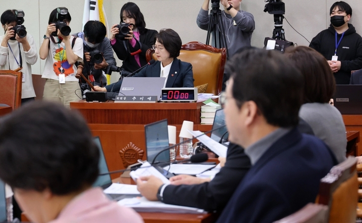 추미애 법사위원장이 11일 국회에서 열린 법제사법위원회 전체회의에서 의사봉을 두드리고 있다. 2026.2.11.  연합뉴스