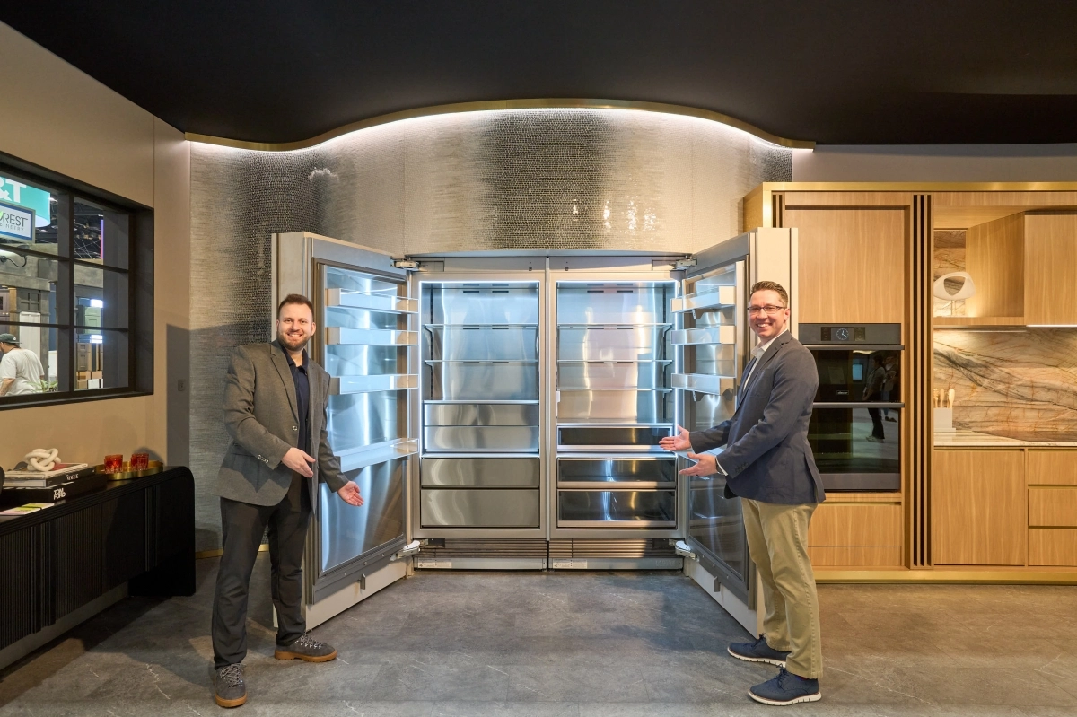 북미 최대 규모 주방·욕실 전시회 ‘KBIS 2026’이 17일(현지시간) 미국 플로리다주 올랜도 컨벤션센터에서 개막한 가운데, 모델들이 삼성전자의 럭셔리 빌트인 가전 ‘데이코’ 냉장고를 소개하고 있다.  삼성전자 제공