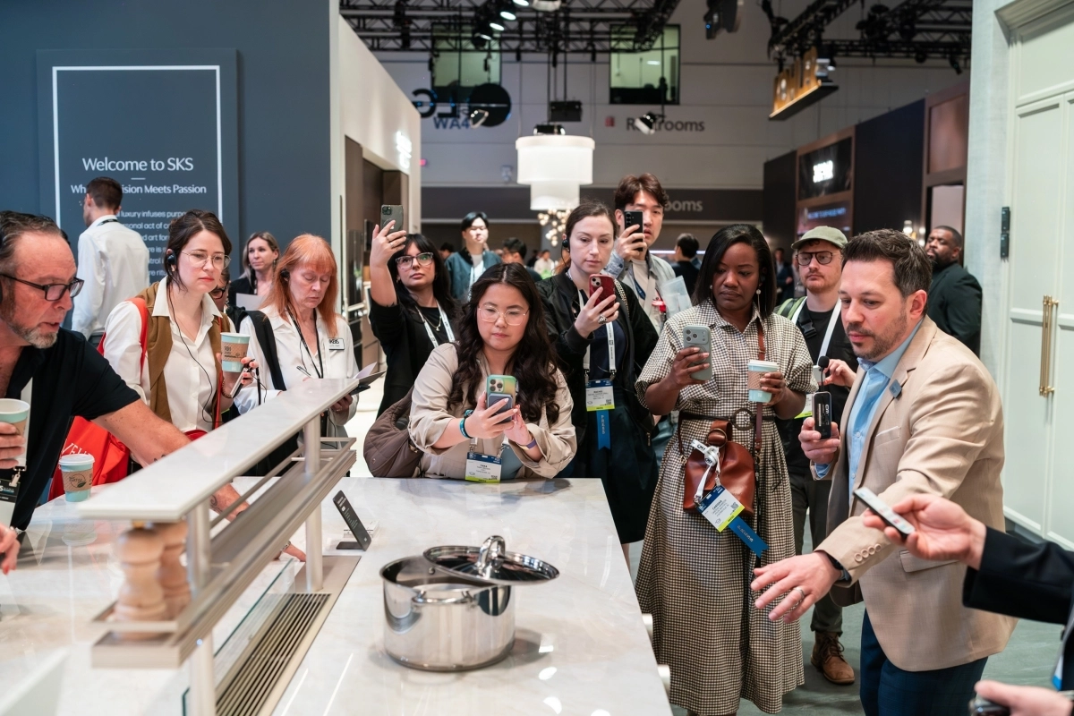 LG전자의 히든 인덕션과 일체형 후드 전시에 관람객이 몰린 모습. LG전자 제공