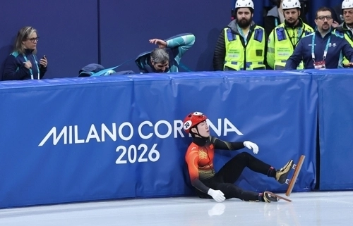 14일(현지시간) 이탈리아 밀라노 아이스스케이팅 아레나에서 열린 2026 밀라노-코르티나담페초 동계올림픽 쇼트트랙 남자 1500m 준준결승에 출전한 중국의 린샤오쥔(한국명 임효준)이 경기 중 넘어진 뒤 아쉬워하고 있다. 2026.2.15  연합뉴스
