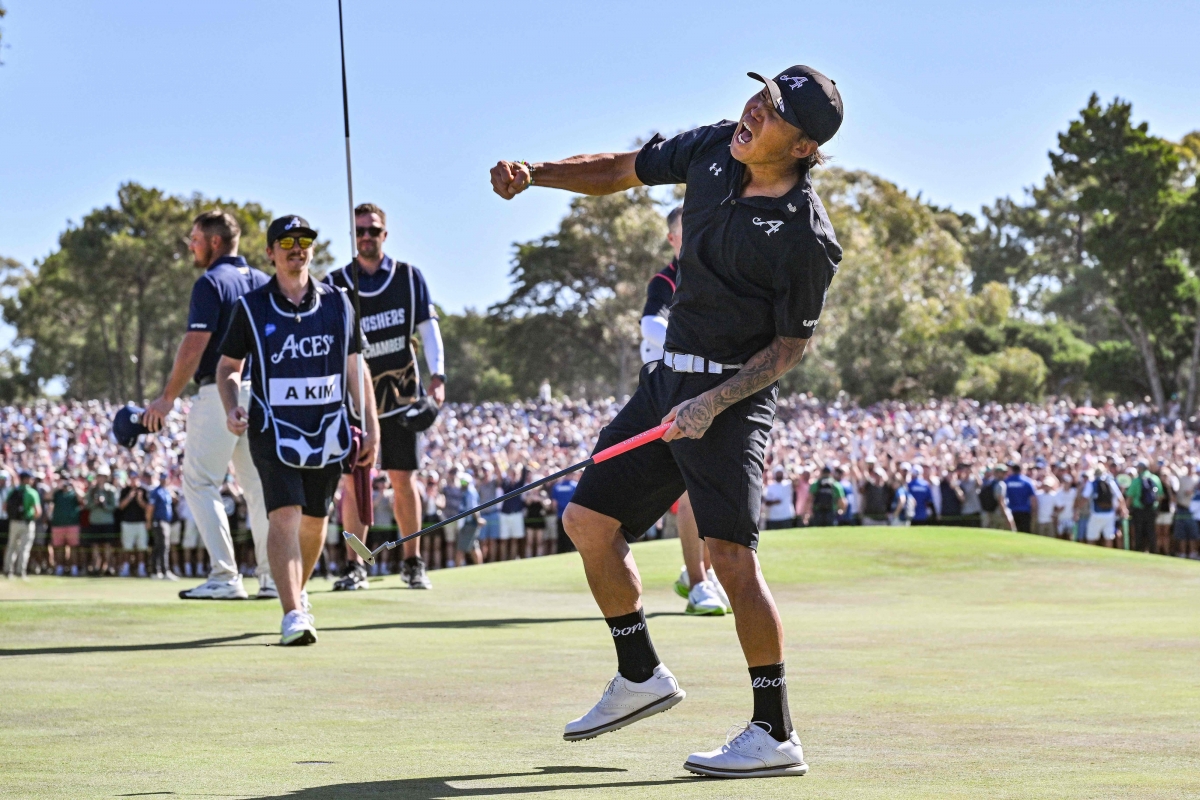 앤서니 김이 호주 애들레이드 그레인지 골프클럽에서 지난 15일 막을 내린 LIV 골프 우승을 확정짓고 포효하고 있다.  애들레이드 AFP 연합뉴스